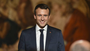 La oficina del presidente Emmanuel Macron confirmó el viernes que el mandatario francés gastó 26.000 euros (30.695 dólares) en maquillaje durante sus primeros tres meses en el poder y que está buscando 