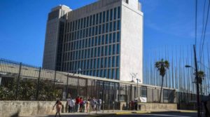 El Departamento de Estado de Estados Unidos informó el miércoles que expulsó a dos diplomáticos de la embajada cubana en Washington a raíz de una serie de incidentes no explicados en Cuba.