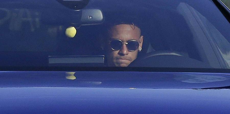 Neymar comunica al Barcelona quiere irse; París Saint Germain le espera