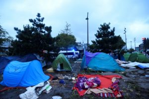 Policía francesa  evacúa campamento con más 2.500 migrantes en París