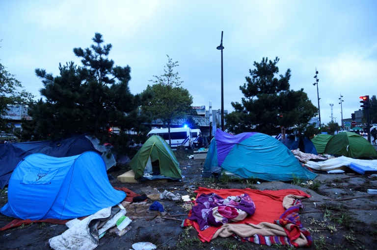 Policía francesa evacúa campamento con más 2.500 migrantes en París