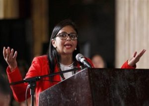 La presidenta de la Asamblea Constituyente de Venezuela, Delcy Rodríguez, habla después de la ceremonia de toma de posesión del organismo en Caracas, el viernes 4 de agosto de 2017. (AP Foto/Ariana Cubillos)