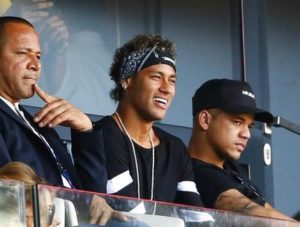El futbolista brasileño Neymar, centro, sonríe durante un partido entre su nuevo club Paris Saint-Germain y Amiens en París el sábado, 5 de agosto de 2017.  (AP Foto/Francois Mori)
