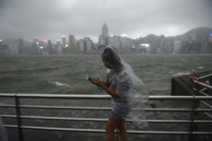 Hong Kong alerta por el tifón Hato