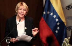Fiscal venezolana se declara en rebeldía contra su destitución