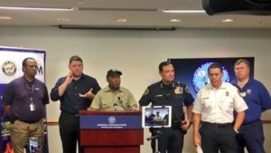 El alcalde de Houston anunció la imposición inmediata de un toque de queda nocturnoel martes, mientras la cuarta ciudad más grande de los Estados Unidos lidia con el impacto de las inundaciones épicas.