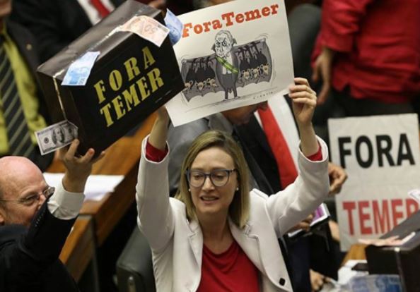 Protestan contra Temer previo a sesión en que podrían suspenderlo como presidente de Brasil