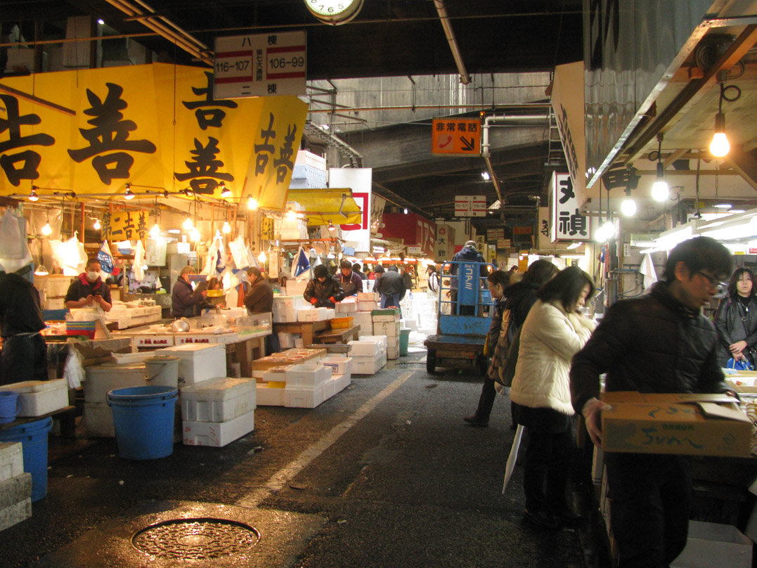 Registran incendio en popular mercado de pescado en Tokio