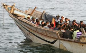 Al menos cinco muertos y 50 desaparecidos tras haber sido arrojados al mar en Yemen
