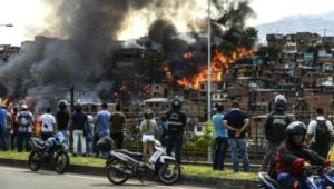 Por lo menos nueve personas resultaron heridas debido a un incendio que consumió casas de madera en un barrio de Medellín, en Colombia, el cual requirió 