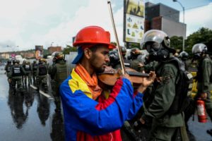 Liberan violinista que había sido encarcelado por protestar contra Maduro