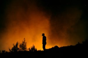Bomberos luchan contra tres grandes incendios forestales en Grecia