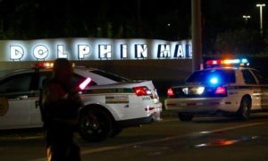 La policía y otros servicios de emergencia están respondiendo a informes de un tiroteo activo en la plaza Dolphin Mall en el condado de Miami-Dade. Por el momento la entrada al centro comercial está bloqueada.