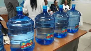 La Cooporación de Acueductos y Alcantarillados de Santo Domingo (CAASD) anunció que a partir de este martes esa entidad suplirá el agua para el consumo humano en todas las instituciones públicas del país.