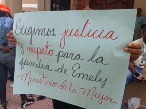 Representantes del Ministerio de la Mujer se presentaron con pancartas este jueves ante el Palacio de Justicia de Salcedo para exigir que se esclarezca el caso de la joven Emely Peguero, desaparecida la semana pasado con cinco meses de embarazo.