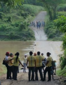 Crecida del río Soco impide a maestros y alumnos acudir a escuela para inicio año escolar