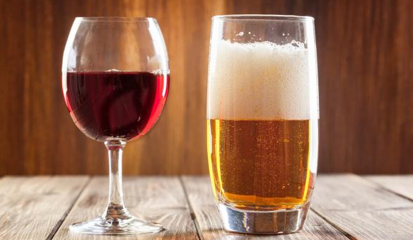 Estudio revela que beber una copa de vino o cerveza al día prolonga la vida