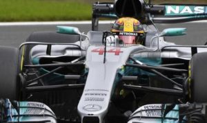 El piloto de Mercedes, Lewis Hamilton, maneja su vehículo durante una práctica del GP de Bélgica el viernes, 25 de agosto de 2017, en Spa-Francorchamps, Bélgica. (AP Foto/Geert Vanden Wijngaert)