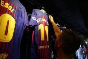 Un hombre sostiene una camiseta del Barcelona con el dorsal de Neymar en una tienda en el estadio Camp Nou, en Barcelona, el 2 de agosto de 2017. El fichaje del delantero internacional brasileño pr el PSG francés parece inminente. (AP Foto/Manu Fernandez)