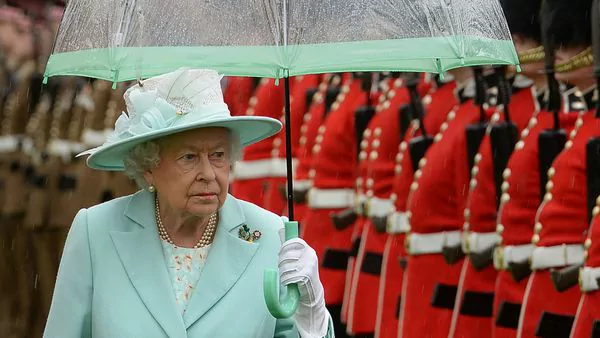 Reina Isabel II no planea ceder trono a su hijo Carlos