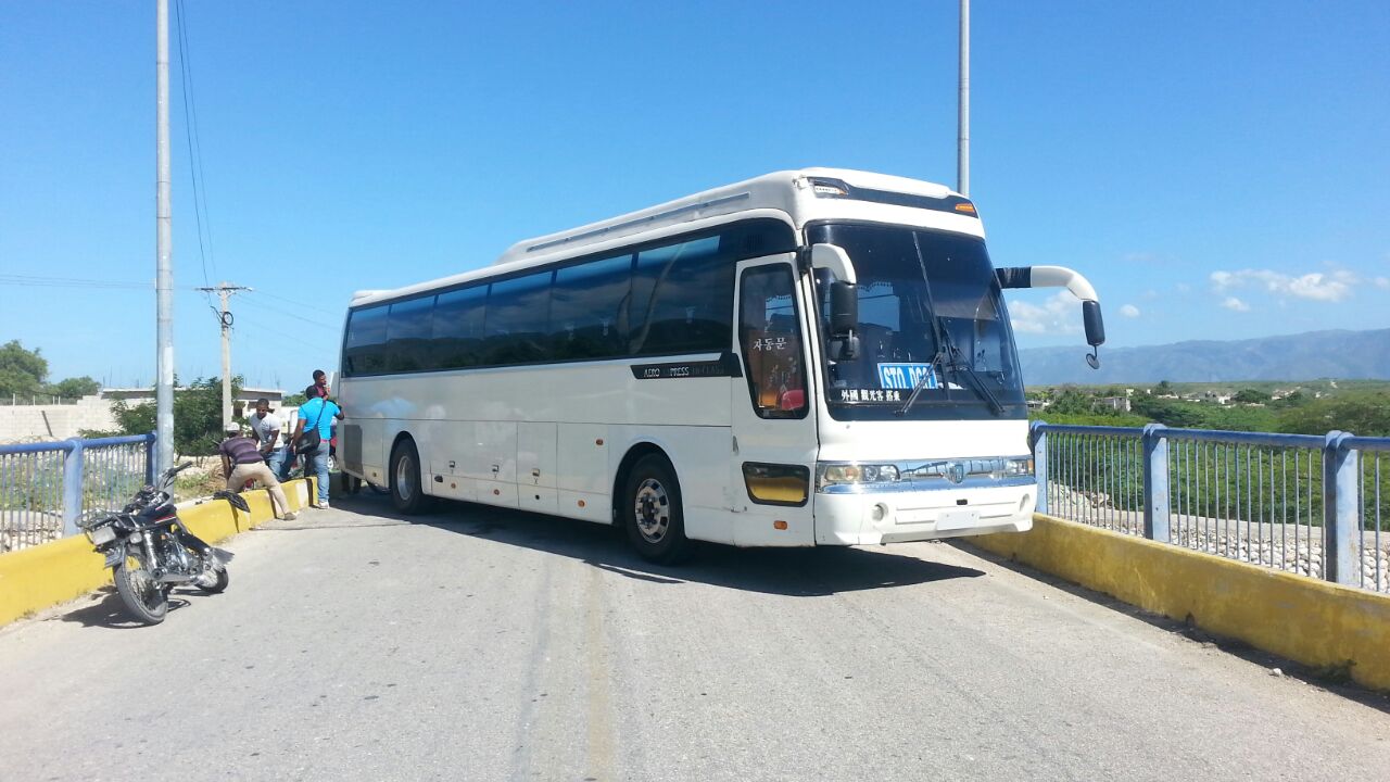 Transportistas de Independencia bloquean tramo carretero para que Migración devuelva un autobús