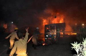 Pakistan: ataque contra un camión militar deja al menos 15 muertos