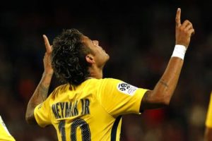 El brasileño Neymar festeja su gol en el partido que marcó su debut con el París Saint Germain, enfrentando a Guingamp, el domingo 13 de agosto de 2017 (AP Foto/Kamil Zihnioglu)