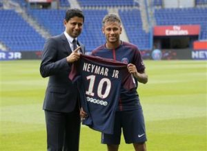 El futbolista brasileño Neymar, derecha, posa con el presidente del Paris Saint-Germain, Nasser Al-Khelaifi, durante su presentación con el club el viernes, 4 de agosto de 2017, en París. (AP Photo/Michel Euler)