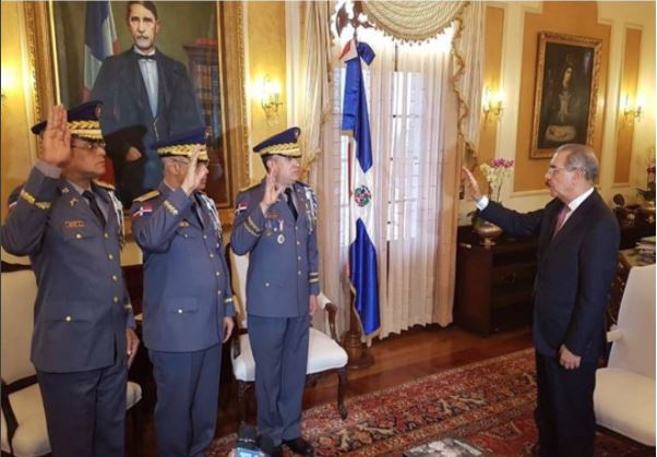 Presidente Medina juramenta al nuevo director de la PN
