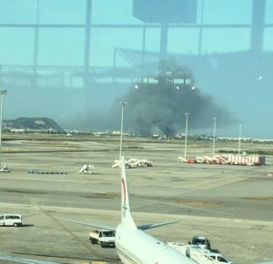 A través de las redes sociales se compartieron imágenes que muestran espesas columnas de humo negro elevándose por detrás de la terminal aérea. La causa del incendio no está clara y no se sabe si hubo víctimas.