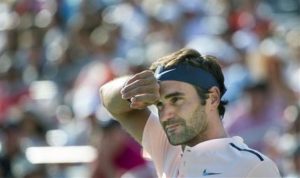 El astro Roger Federer se seca la frente durante su match de la final del toerneo de Montreal contra el alemán Alexander Zverev el domingo, 13 de agosto del 2017. Federer se retiró el lunes del torneo de tenis de Cincinnati, que ha ganado siete veces, a causa de una lesión en la espalda. (Paul Chiasson/The Canadian Press via AP)