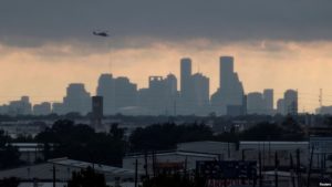 Tormenta tropical Harvey se aleja lentamente de Houston, pero continúa en alerta