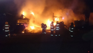 Un grupo de desconocidos entraron a los predios de una empresa de alimentos en el sur de Chile y prendieron fuego a 18 camiones, informó la policía.