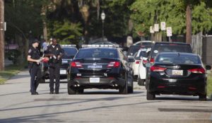 El alcalde de Charleston, John Tecklenburg, negó que el tiroteo que se desarrolla en un restaurant de la ciudad se trate de un ataque terrorista o un crimen de odio, por lo que indicó que se podría tratar de 