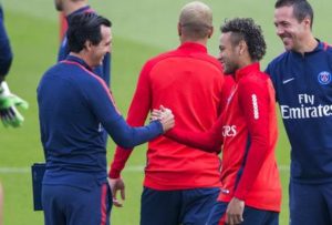 El jugador de Paris Saint-Germain, Neymar, derecha, saluda al técnico Unai Emery en un entrenamiento el viernes, 11 de agosto de 2017, en París. (AP Photo/Kamil Zihnioglu)
