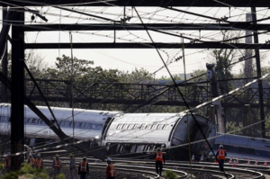 Choque entre tren y convoyes deja 42 heridos en Filadelfia