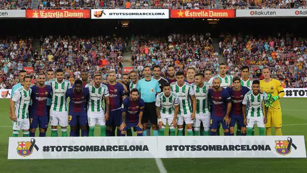 El último jueves, un atentado terrorista en La Rambla de Barcelona dejó 14 muertos y un centenar de heridos. El hecho conmovió al mundo y este domingo el FC Barcelona, club más importante de la ciudad, homenajeó a las víctimas.