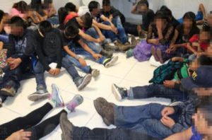 Policías federales en México rescataron a un grupo de 43 migrante centroamericanos que viajaban hacinados en la caja de un camión mientras 