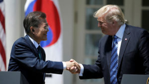 Trump conversa con su homólogo Moon Jae-in sobre las sanciones contra Pionynag