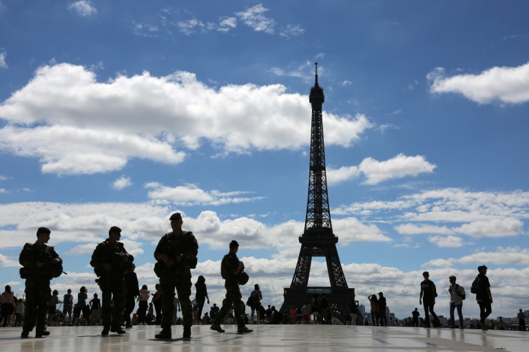 Hombre armado con cuchillo ataca a militar en el centro de París