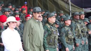  Maduro llama a militares “aceitar los fusiles frente amenazas de EEUU