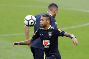 El jugador de la selección de Brasil, Neymar, participa en un entrenamiento antes de un partido contra Ecuador por las eliminatorias mundialistas el martes, 29 de agosto de 2017, en Porto Alegre, Brasil. (AP Foto/Andre Penner)