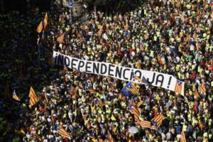 España: Cientos de miles de independentistas catalanes se congregaron este lunes en Barcelona en una exhibición de fuerza a tres semanas del referéndum de autodeterminación del 1 de octubre, que las instituciones españolas quieren impedir