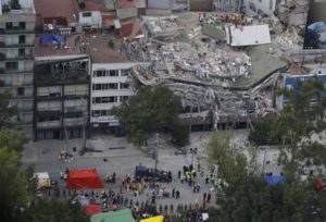 Rescatistas trabajan en un edificio derrumbado en el barrio Roma Norte de la Ciudad de México tras un fuerte sismo el miércoles, 20 de septiembre de 2017.  (AP Foto/Rebecca Blackwell)