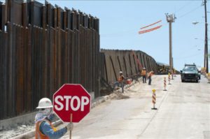 La construcción de los prototipos del que podría ser el nuevo muro entre México y Estados Unidos que desea levantar el presidente Donald Trump comenzó este martes en el área de Otay Mesa