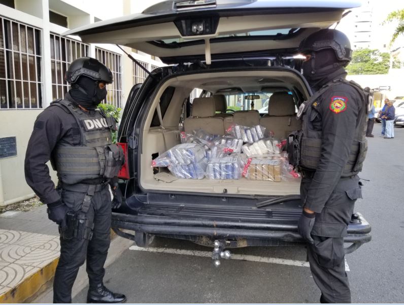 Autoridades decomisan 111 paquetes presumiblemente cocaína en SDE