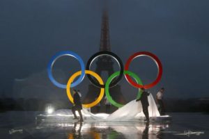 Funcionarios de París destapan una obra con los aros olímpicos en la Plaza Trocadero, con la torre Eiffel de fondo, después que el COI otorgó a París la sede de los Juegos Olímpicos de 2024 el miércoles, 13 de septiembre de 2017, en Lima.  (AP Foto/Francois Mori)