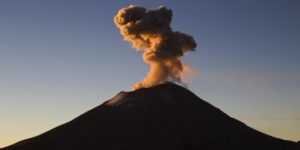 Este miércoles, el gobierno mexicano, informó que el volcán Popocatépetl, ubicado a unos 55 km de Ciudad de México, registró en las últimas 24 horas numerosas exhalaciones 