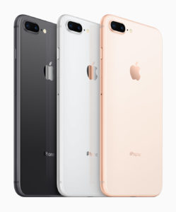 El iPhone X se caracteriza por su diseño en vidrio prácticamente sin bordes y su pantalla de 5,8 pulgadas, llamada Super Retina, que cubre la totalidad de la parte frontal del dispositivo. 