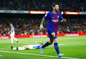 El jugador del Barcelona, Lionel Messi, festeja un gol contra Espanyol en la liga española el sábado, 9 de septiembre de 2017, en Barcelona.  (AP Foto/Manu Fernandez)